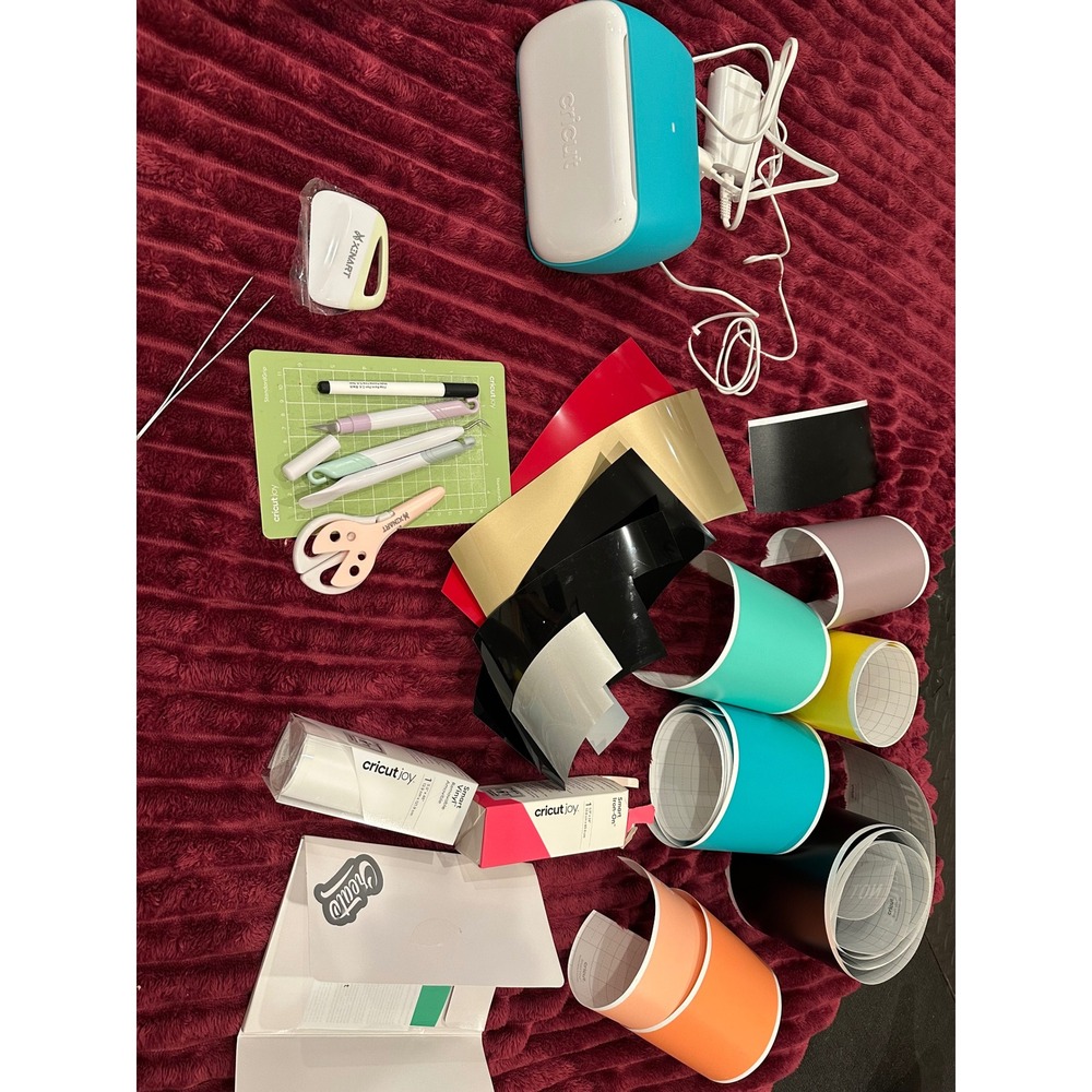 Cricut Joy JCTR101 Cutting Machine Bundle with Tools and Smart Vinyl Iron-On